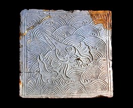 Gạch vuông lát nền trang trí nổi cá sấu bơi trong song nước thời Đại La thế 10