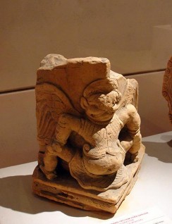 Đầu chim uyên ương bằng đất nung trang trí trên cung điện thời Lý Trần Một 13