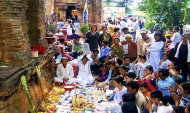 Hình ảnh người dân làm lễ cúng tại các chân Tháp Hình ảnh người Chăm đang 4