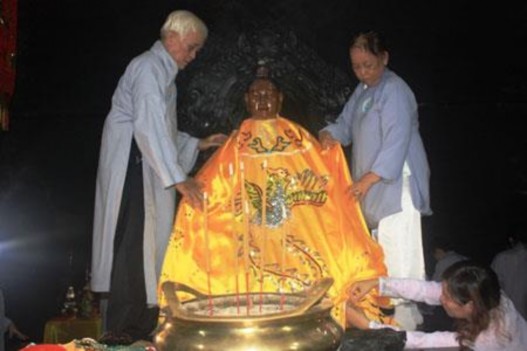 Thực hiện lễ thay xiêm y cho Nữ thần nhưng bởi Phật tử người Kinh Hình ảnh 6