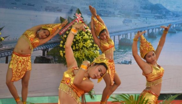 Hình ảnh các vũ công biểu diễn điệu múa Apsara tại ngôi đền linh thiêng 7