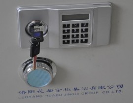 Hình 75 Két an toàn tại bộ phận lễ tân Thu ngân lễ tân gợi ý khách đặt 2