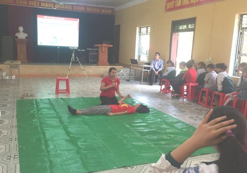 Hình 1 Hội Chữ thập đỏ tỉnh Phú Thọ hướng dẫn thực hành KNS cho các em 1
