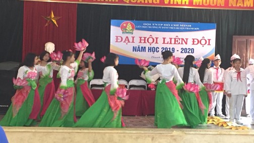 Hình 10 Hoạt động ngoài giờ lên lớp của học sinh Hình 11 Hoạt động văn 11