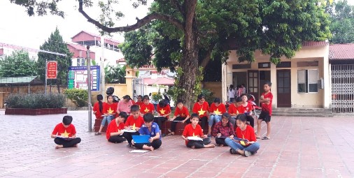 Hình 10 Hoạt động ngoài giờ lên lớp của học sinh Hình 11 Hoạt động văn 12