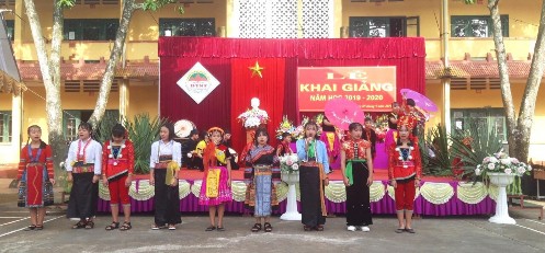 Hình 11 Hoạt động văn nghệ của học sinh Hình 13 Công an huyện tuyên truyền 13