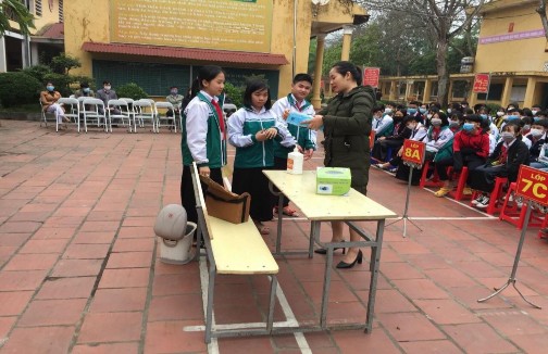 Hình 3 Trung tâm y tế huyện dạy các em cách rửa tay ứng phó với dịch Crona Hình 5