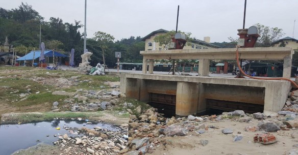 Hình 2 Cống xả nước thải trực tiếp ra biển tại Sầm Sơn Nguồn ảnh Học 1