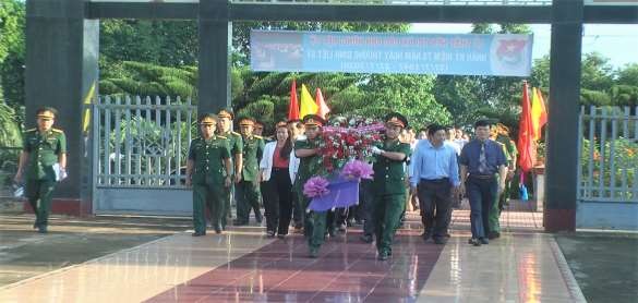 Đoàn lãnh đạo Huyện ủy Hội đồng nhân dân Ủy ban nhân dân Ủy ban mặt trận 1