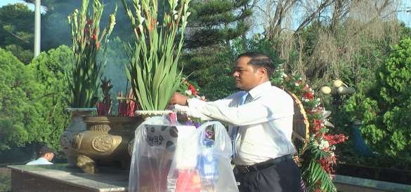 Đồng chí Y Nhuân Byă Tỉnh ủy viên bí thư Huyện ủy huyện Ea Kar thắp nhang 2