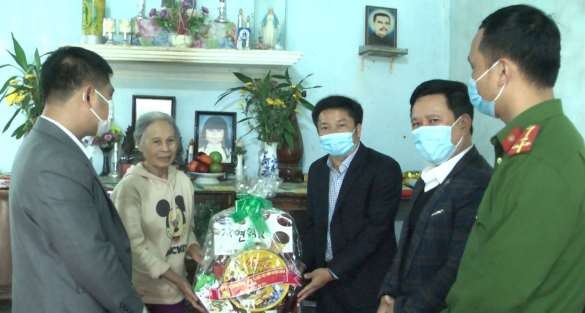 Đoàn công tác do đồng chí Nguyễn Văn Hà phó bí thư Huyện ủy – Chủ tịch 4