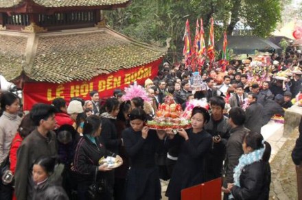 Hình 2 5 Mỗi năm hàng ngàn du khách thập phương về chảy hội đền Đuổm 2