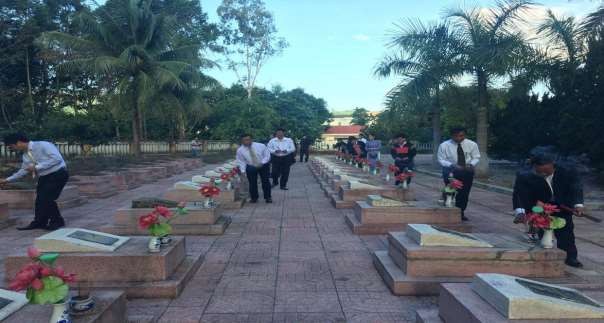 Đoàn lãnh đạo Huyện ủy Hội đồng nhân dân UBND UBMTTQ Việt Nam huyện thắp 1