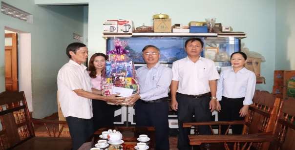 Đoàn lãnh đạo Huyện ủy Hội đồng nhân dân UBND UBMTTQ Việt Nam huyện thăm 1