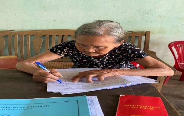 Thực hiện chi trả trợ cấp hàng tháng tận nhà cho bà Hoàng Thị Vẻ đối 2