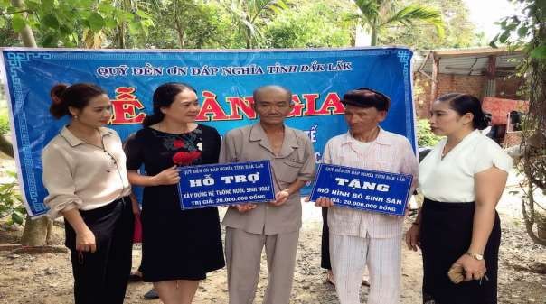 Đại diện Ban quản lý quỹ Đền ơn đáp nghĩa huyện phối hợp cùng Ban quản 4