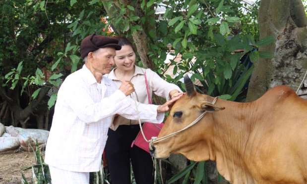 Đại diện Ban quản lý quỹ đền ơn đáp nghĩa huyện hỗ trợ hộ ông Nguyễn 5