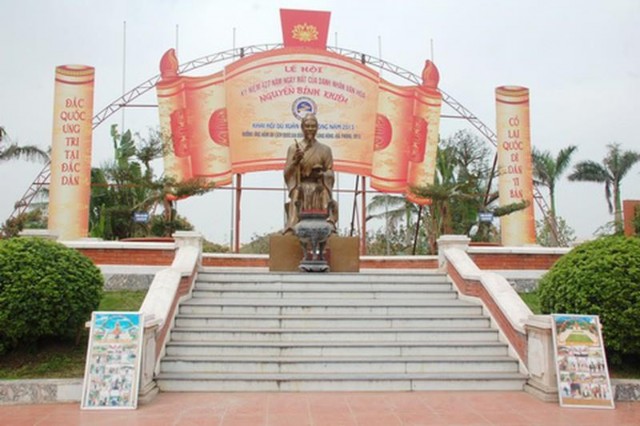 Tượng Trạng Trình 2