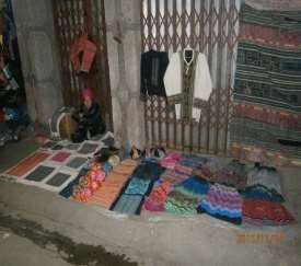 Hình 1 Người phụ nữ Hmông bán hàng tại thị trấn Sa Pa Ảnh nguồn tác giả 1