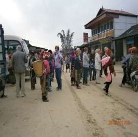 Hình 12 Khách du lịch và những người bán hàng rong Ảnh nguồn tác giả 12