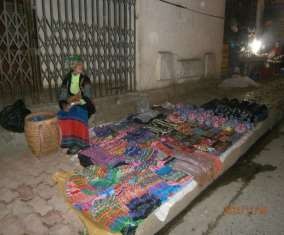 Hình 1 Người phụ nữ Hmông bán hàng tại thị trấn Sa Pa Ảnh nguồn tác giả 2