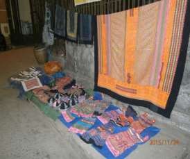 Hình 3 Một phần sản phẩm của đồng bào được bầy bán tại thị trấn Sa Pa 3