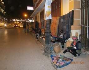 Hình 4 Khu phố vắng người họ vẫn bán hàng và thêu những sản phẩm Ảnh 4