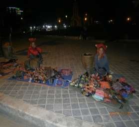 Hình 5 Trước cửa sân nhà thờ được nhiều người bầy bán Ảnh nguồn tác 5