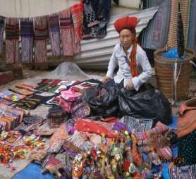 Hình 5 Trước cửa sân nhà thờ được nhiều người bầy bán Ảnh nguồn tác 6