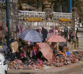 Hình 7 Một góc phố được đồng bào người Dao đỏ bầy bán hàng lưu niệm cho 7