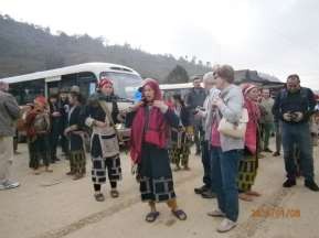 Hình 13 Giao lưu giữa khách du lịch và người Dao đỏ bán hàng tại thôn Sả Xéng 1