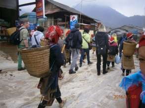 Hình 21 Những đường nét hoa văn truyền thống và mũi chỉ đang được thêu Ảnh 10