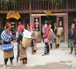 Hình 23 Người bán hàng rong đang đứng đợi du khách trong homestay Ảnh nguồn tác 11