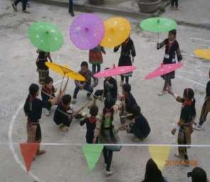 Hình 29 Màn múa ô và thổi khèn nhảy múa của các em thiếu nhi người Hmông Ảnh 17