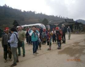 Hình 13 Giao lưu giữa khách du lịch và người Dao đỏ bán hàng tại thôn Sả Xéng 2