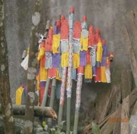 Hình 33 Những chiếc gậy được dán giấy các màu sắc hoa văn được chuẩn bị 21