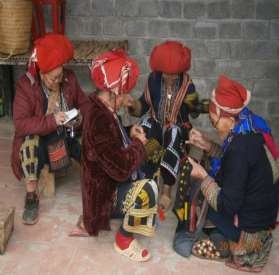 Hình 33 Những chiếc gậy được dán giấy các màu sắc hoa văn được chuẩn bị 22