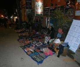 Hình 35 Người Hmông được bầy bán ngay ven phố Cầu Mây ngay cửa các nhà hàng 23