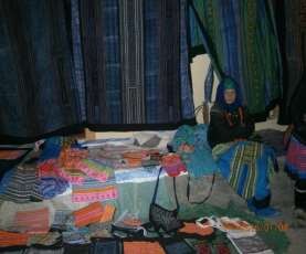 Hình 35 Người Hmông được bầy bán ngay ven phố Cầu Mây ngay cửa các nhà hàng 24