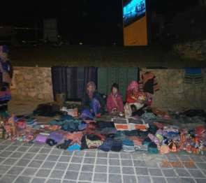 Hình 37 Người già người trẻ và trẻ em gái ngôi quây quần bán hàng trong đêm 25