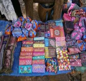 Hình 37 Người già người trẻ và trẻ em gái ngôi quây quần bán hàng trong đêm 26