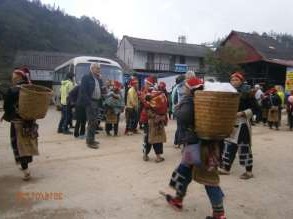 Hình 15 Những người bán hàng ra chào đón khách tới thăm quan Ảnh nguồn tác 3