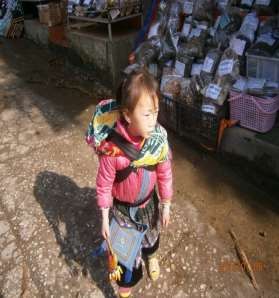 Hình 43 Chị địu em đi để bán hàng hàng lưu niệm là những chiếc dây đeo tay 31