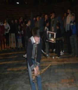 Hình 43 Chị địu em đi để bán hàng hàng lưu niệm là những chiếc dây đeo tay 32