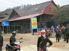 Hình 15 Những người bán hàng ra chào đón khách tới thăm quan Ảnh nguồn tác 4