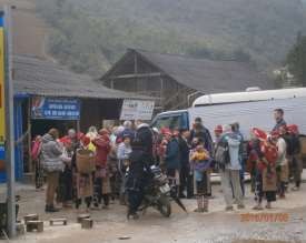 Hình 17 Những người bán hàng rong quây xung quanh khách du lịch Ảnh nguồn tác 5