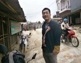 Hình 17 Những người bán hàng rong quây xung quanh khách du lịch Ảnh nguồn tác 6