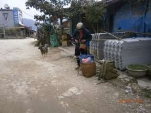 Hình 19 Người phụ nữ Hmông mới đi bán hàng ngoài thị trấn về nhà Ảnh 7