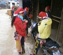 Hình 19 Người phụ nữ Hmông mới đi bán hàng ngoài thị trấn về nhà Ảnh 8