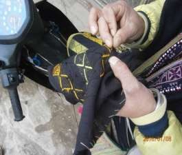 Hình 21 Những đường nét hoa văn truyền thống và mũi chỉ đang được thêu Ảnh 9